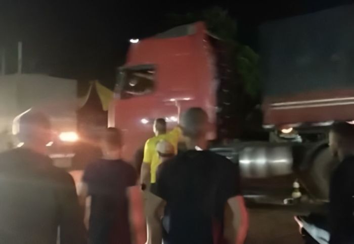 V Deo Caminhoneiro Atropela Bolsonaristas Em Bloqueio De Rodovia H