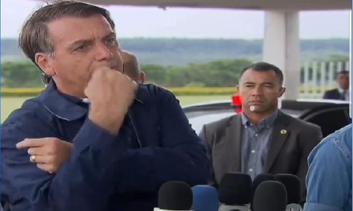 Resultado de imagem para Bolsonaro Posta Foto Dando Banana